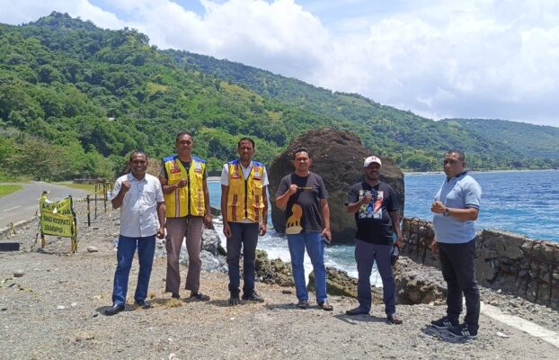 Pj. Sekda Alor Bersama Tim Teknis Kementerian PU Tinjau Kerusakan Jalan Nasional Kalabahi-Maritaing