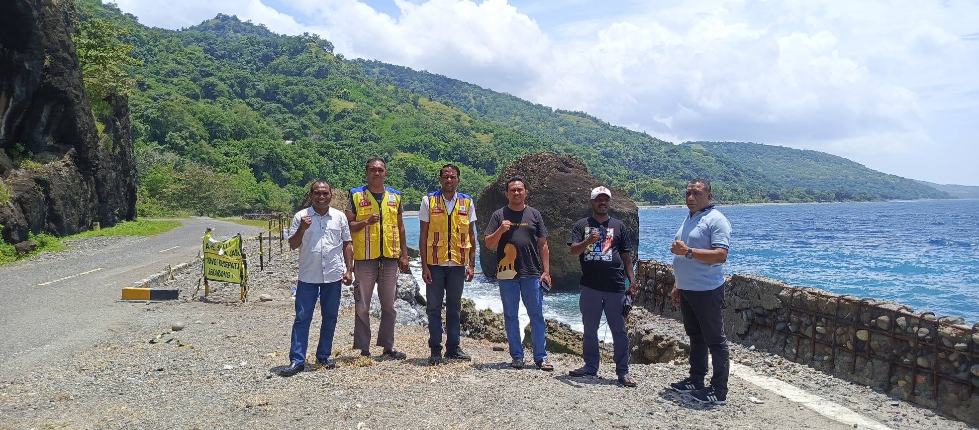 Pj. Sekda Alor Bersama Tim Teknis Kementerian PU Tinjau Kerusakan Jalan Nasional Kalabahi-Maritaing